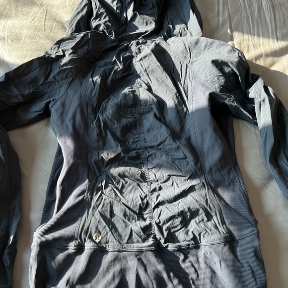 Lululemon woman’s blue jacket size 6 - Picture 4 of 4